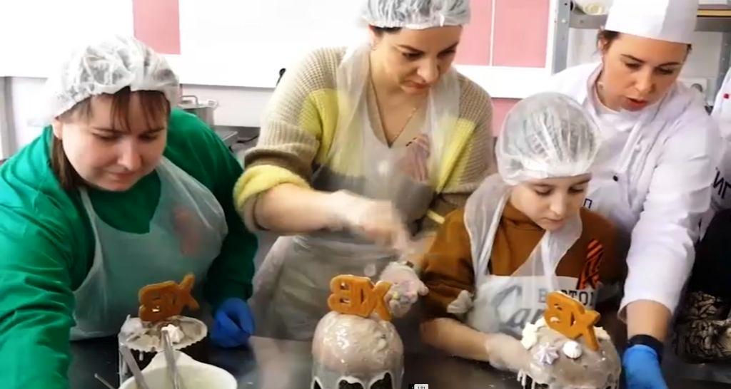 В Ярославском колледже питания испекли куличи для участников СВО
